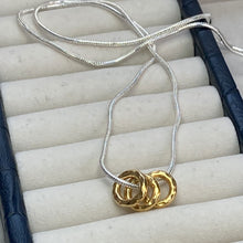 Load image into Gallery viewer, Unisex necklace with gold or silver hammered rings
