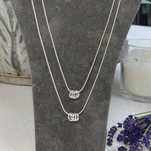 Load image into Gallery viewer, Unisex necklace with gold or silver hammered rings
