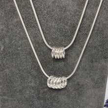 Load image into Gallery viewer, Unisex necklace with gold or silver hammered rings
