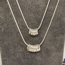 Load image into Gallery viewer, Unisex necklace with gold or silver hammered rings
