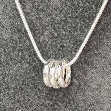 Load image into Gallery viewer, Unisex necklace with gold or silver hammered rings
