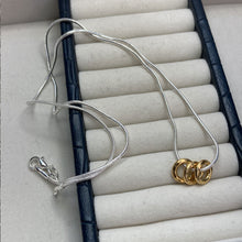 Load image into Gallery viewer, Unisex necklace with gold or silver hammered rings
