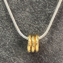 Load image into Gallery viewer, Unisex necklace with gold or silver hammered rings
